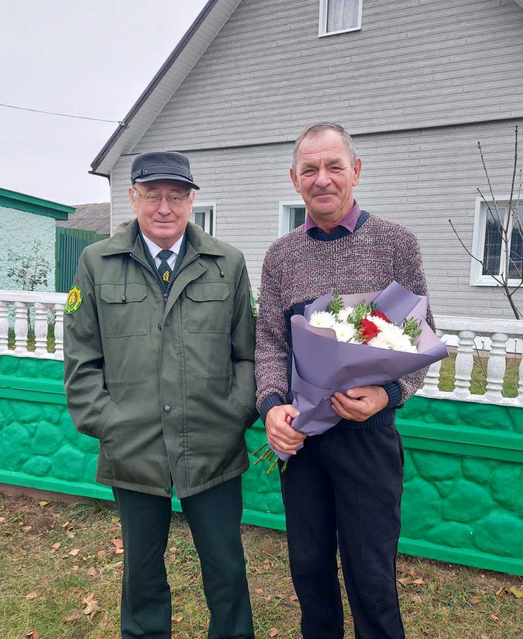 С 60- летним юбилеем руководство лесхоза поздравило водителя автомобиля на вывозке леса Шаграя Сергея