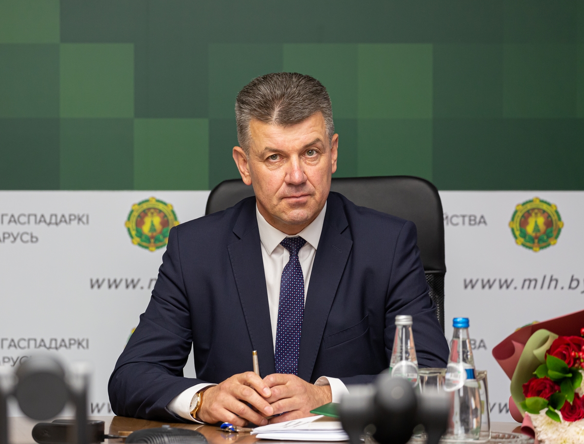 Министр Александр Кулик поздравил с Международным женским днём