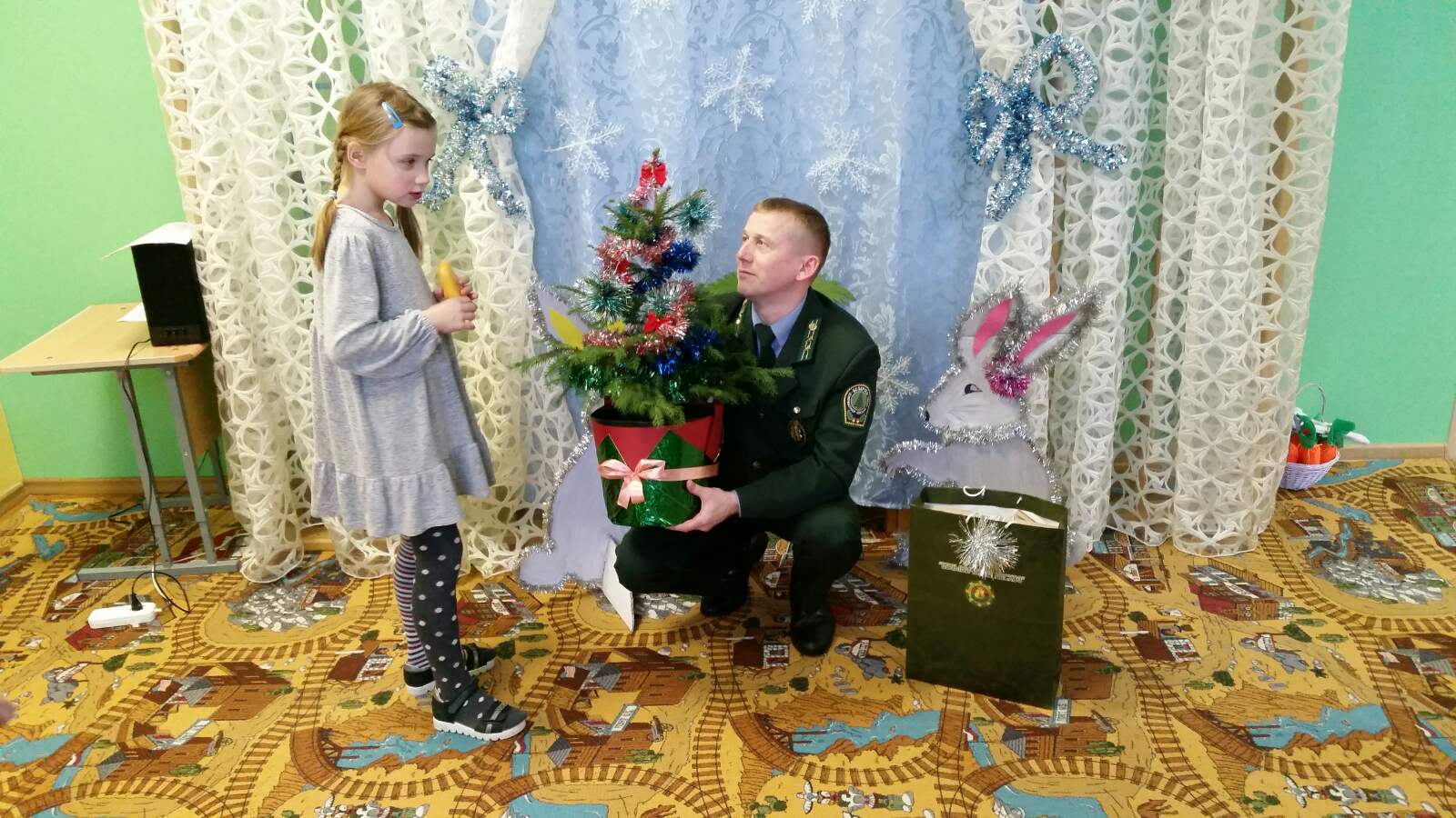 Представители Белыничского лесхоза поздравили с Новым годом воспитанников ГУО 