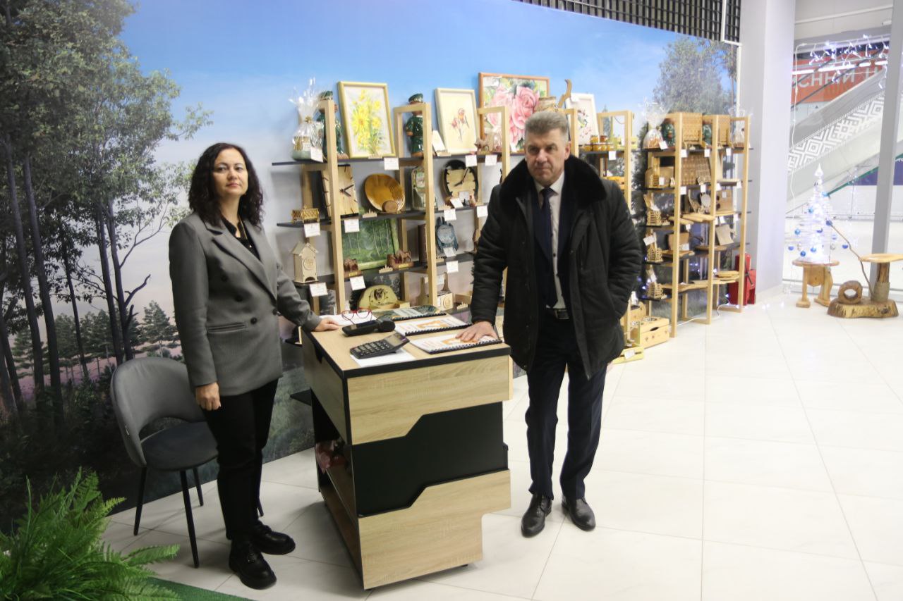 Министр лесного хозяйства Александр Кулик ознакомился с работой торгового объекта Белыничского лесхоза