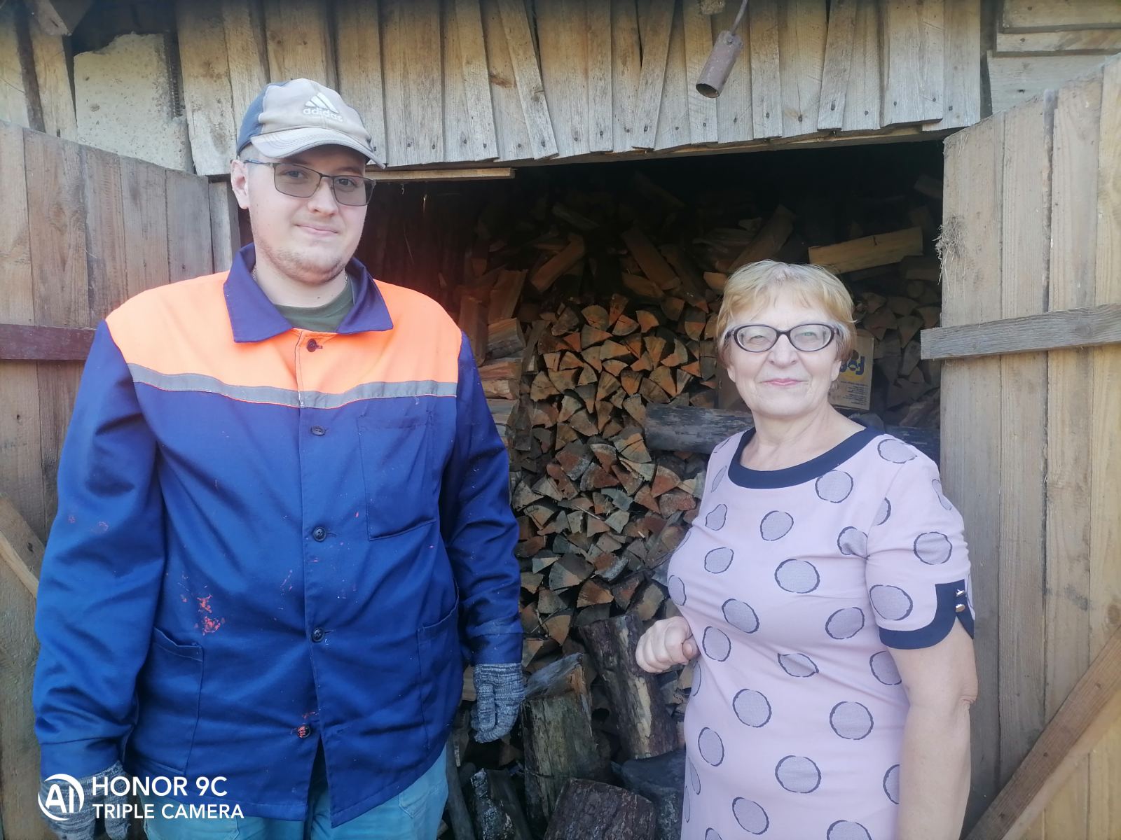 Работники лесхоза посетили пенсионерку в преддверии Дня пожилого человека