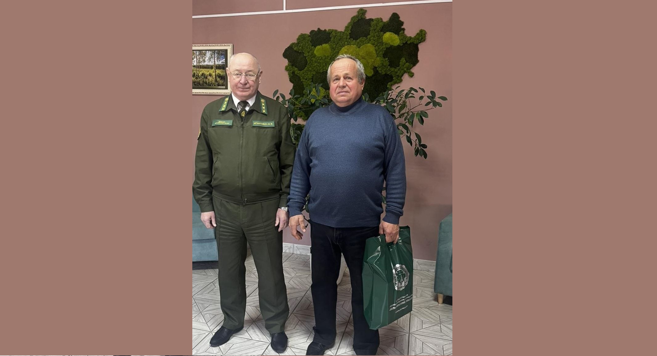 Руководство лесхоза чествовало  нашего сотрудника - ликвидатора аварии на Чернобыльской АЭС