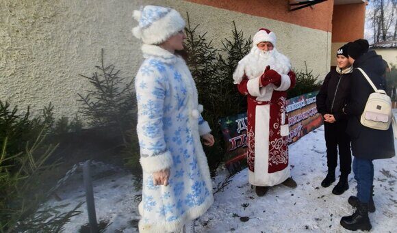 Дед Мороз и Снегурочка посетили точки по продаже новогодних деревьев Белыничского лесхоза